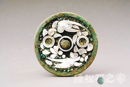 唐代镶绿松石螺钿鹦鹉纹铜镜赏析